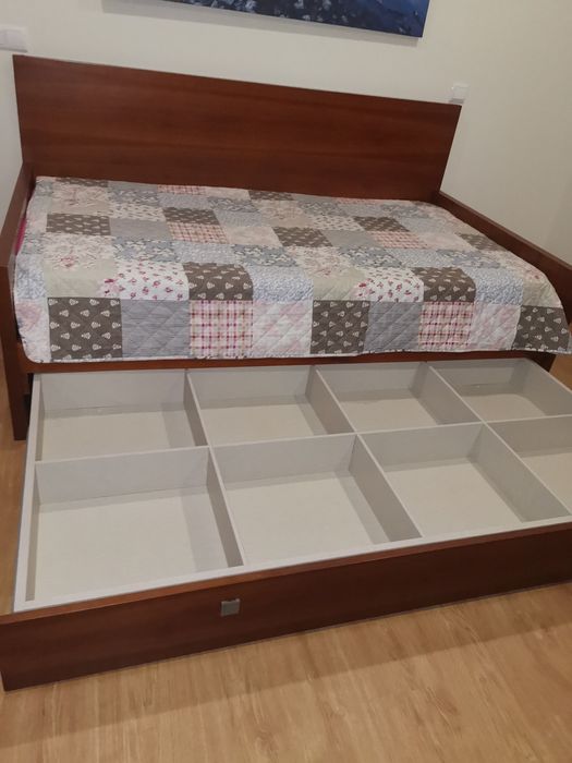 Cama  com arrumos por baixo