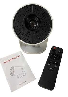 Projetor multimédia com tecnologia LED SOURCE e resolução Ultra HD.