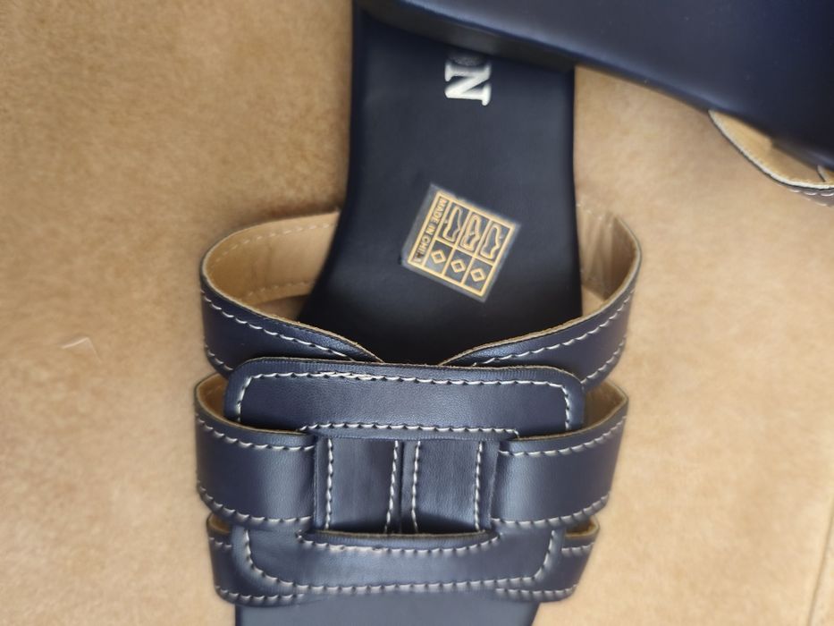 Chinelas azuis novas