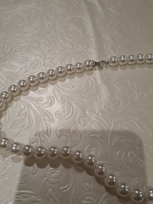 Colar elegante com pérolas novo
Novo
- Design clássico e sofisticado.
- Fecho prateado.