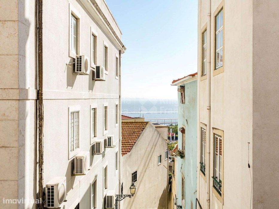 Apartamento T3 remodelado para venda em São Vicente, Lisboa