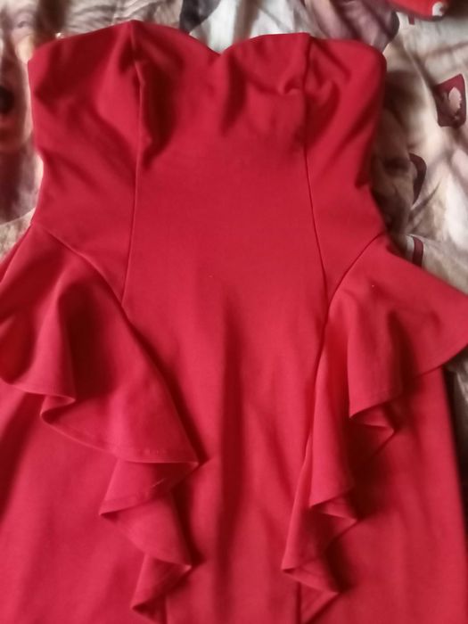 Czerwona sukienka z baskinką Lipsy rozmiar 36 stan idealny.