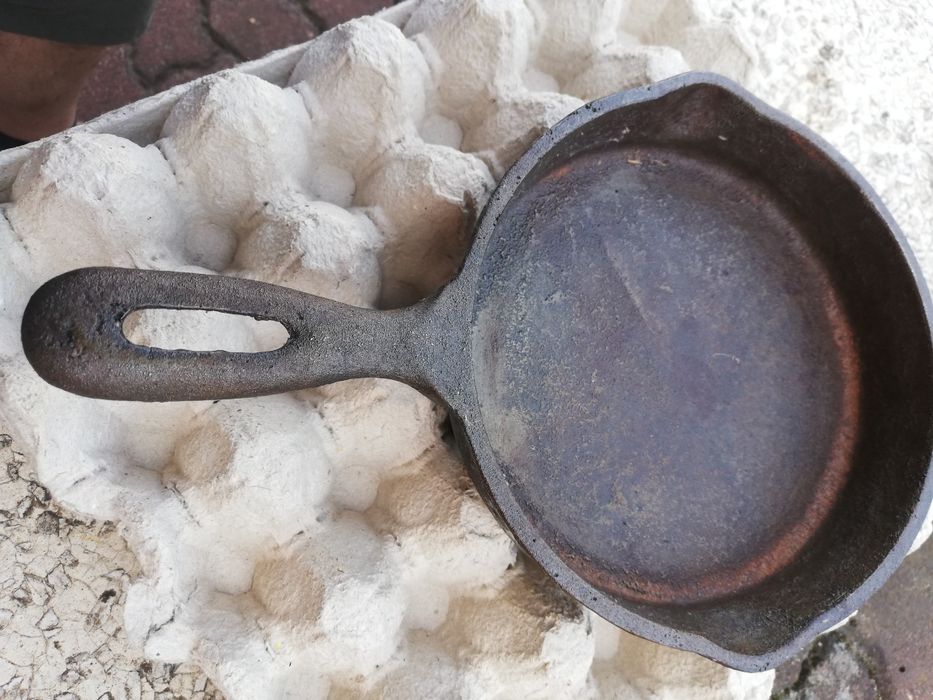 Patelnia żeliwna z PRL