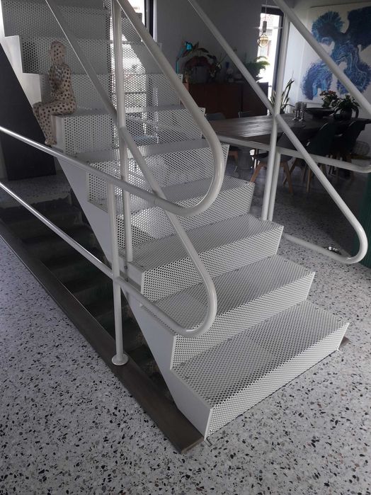 schody wewnętrzne na konstrukcji metalowej