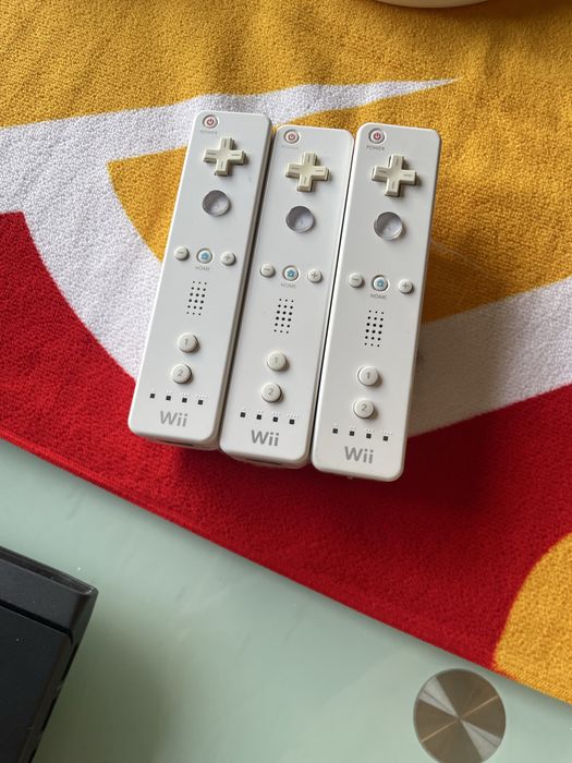 Lote Wii completo - Consola Wii + 3 comandos + 3 jogos (sonic etc) + 3 nunchuks + 2 volantes