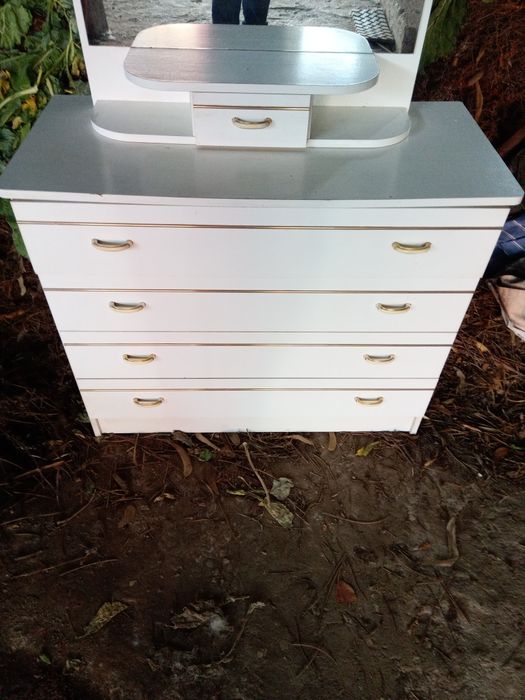 Conjunto mesas e comoda