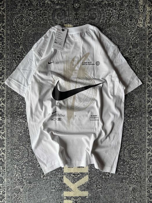 Біла футболка Nike