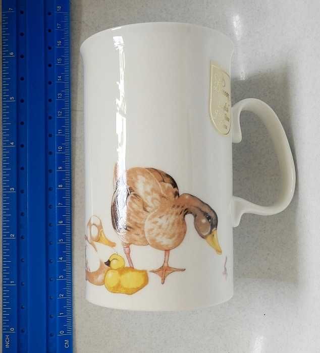 Chávena em porcelana branca fina, pintada com patos