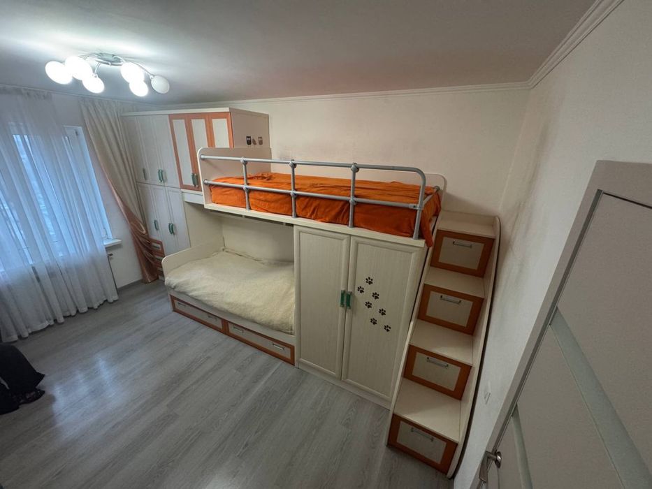 Дитяче двоярусне ліжко-комплект з шафами та сходами-ящиками.