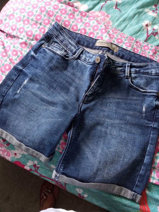 Vendo Bermuda NR 40 porte gratis