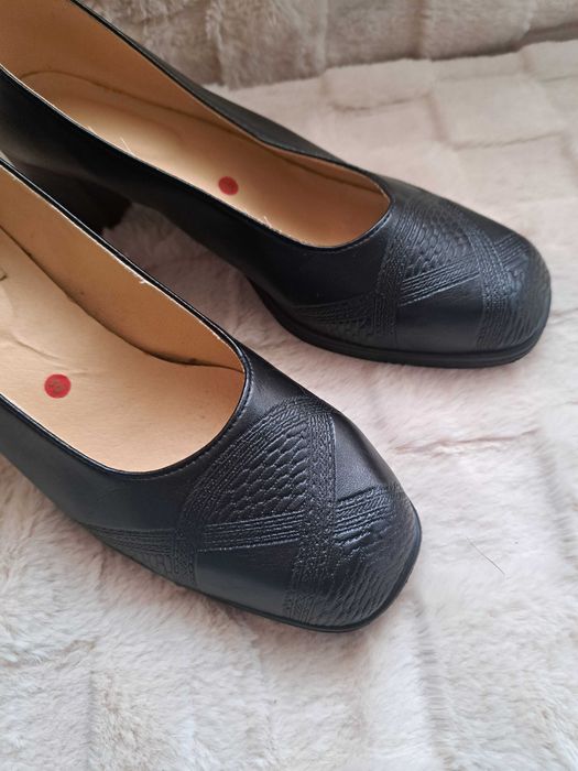 Czarne buty półbuty 39 magbut na obcasie czółenka