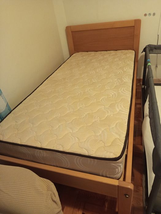 Cama solteiro em madeira com colchão