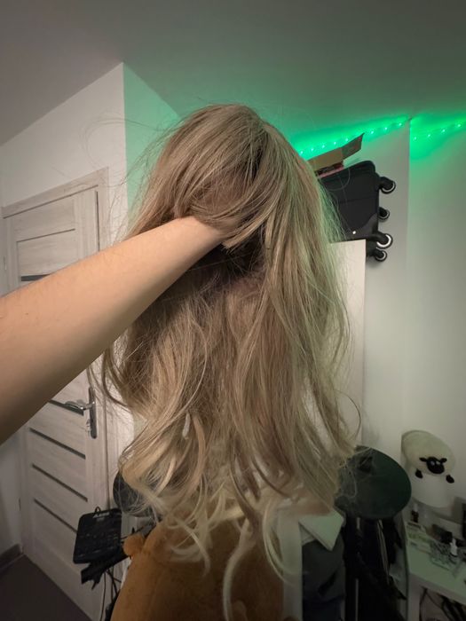 peruka w jasnym kolorze damska