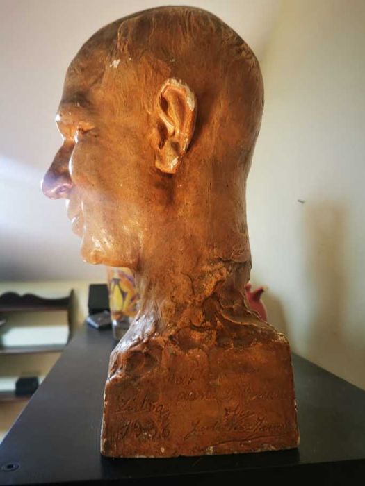 Escultura de Júlio Vaz Júnior, busto de um caricaturista