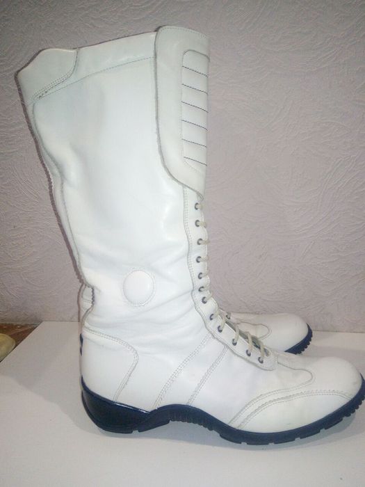 Кожанные сапоги в байкерском стиле Lella Hockney