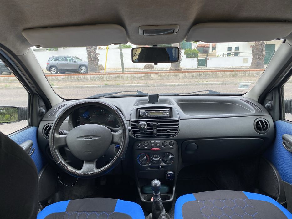 Fiat Punto 2003 a Gasolina por 1.100€ — Com 4 Pneus Bons e 2 Pneus suplentes