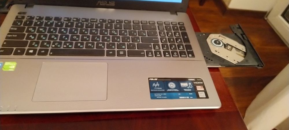 Ноутбук Asus X550C в идеальном состоянии