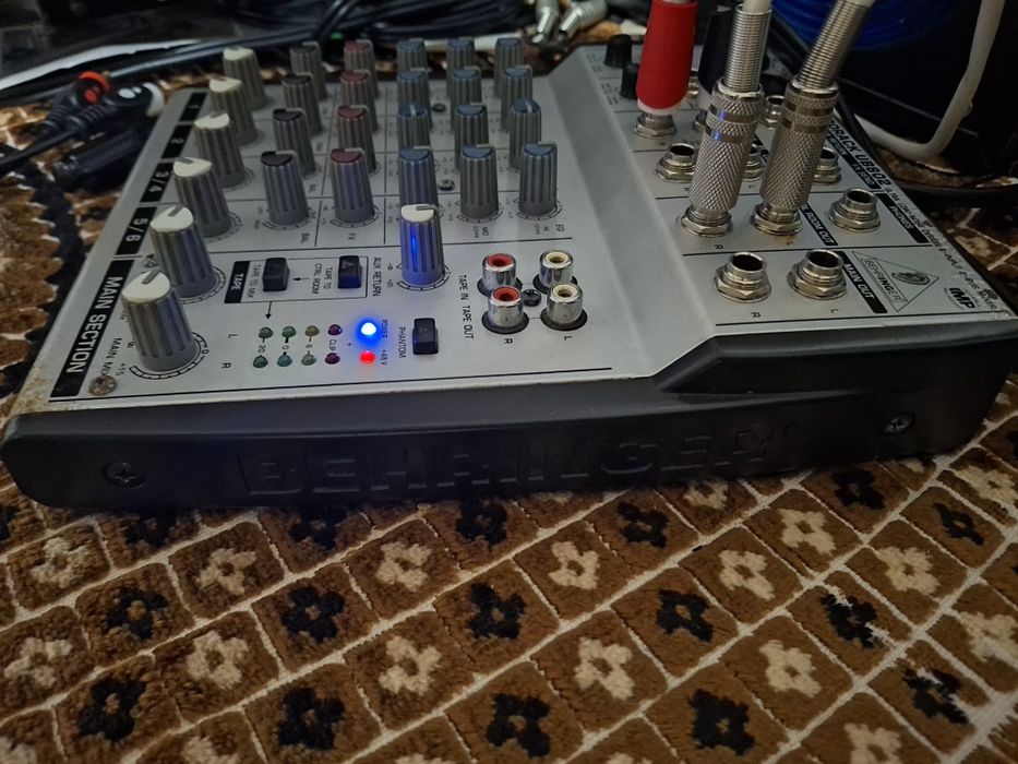 Микшерный пульт Behringer Eurorack UB802