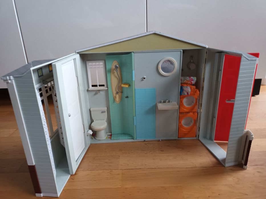 Domek rozkładany dla lalek.