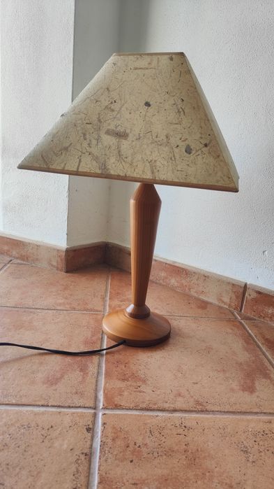 Candeeiro de mesa em madeira
