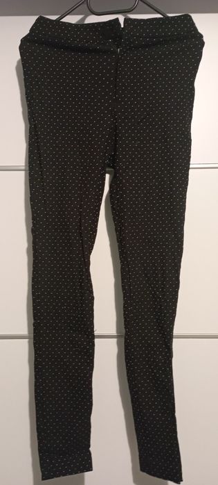 Czarne spodnie w białe kropki firma Reserved