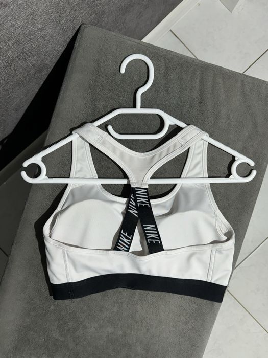 Жіночий білий топ з чашкою nike спортивний бюстгальтер