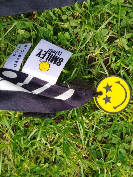 Czarna chusta podwójna Reserved Smiley World