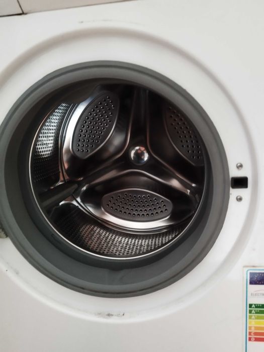 Maquina de lavar roupa Eletronia, com avaria