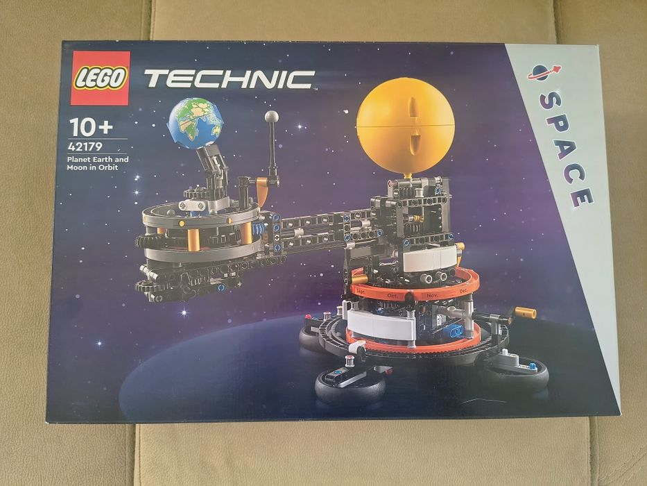 LEGO Technic 42179 Planeta Ziemia i Księżyc na orbicie