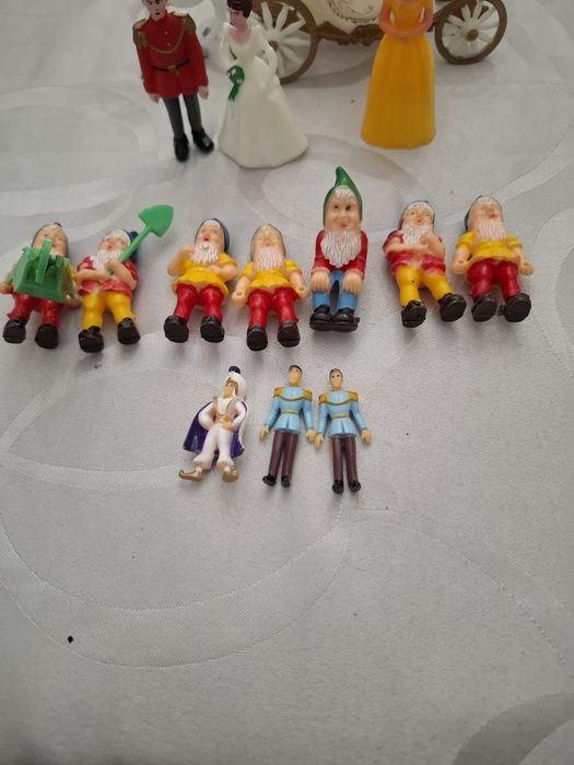 Coleção miniatura da Cinderela, Branca de Neve, os 7 anoes e  e o Mons