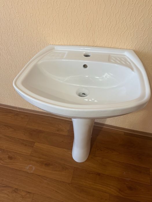 Раковина з ніжкою