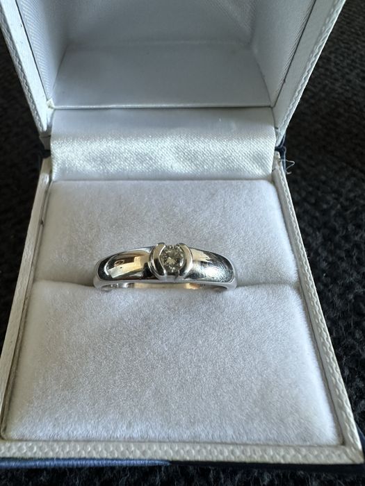 Anel ouro branco 19,2k com diamante