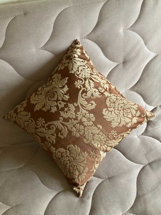 Декоративна наволочка з об’ємним візерунком