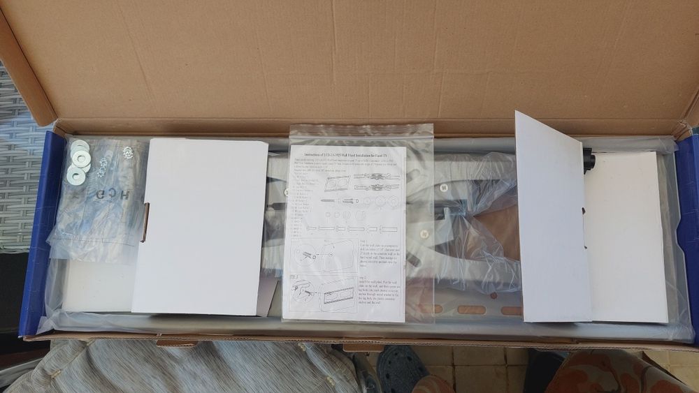 Suporte de TV. Muito resistente, novo