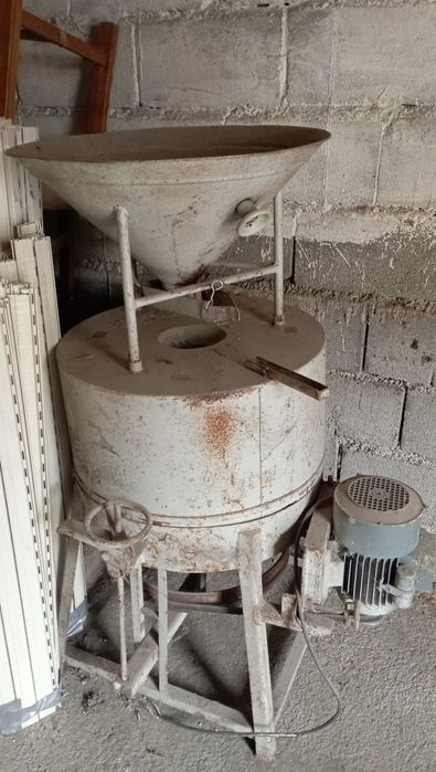 Moedor de cereais com pedra mó