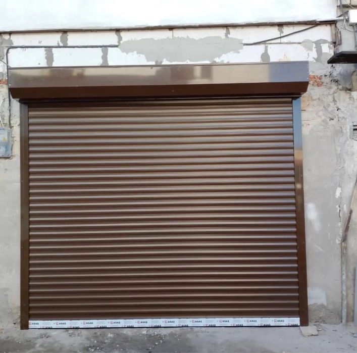 Гаражні ворота секційгі та ролетні під ключ