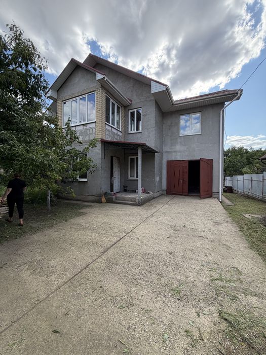 Продам дом с гаражом в центре Авангарда