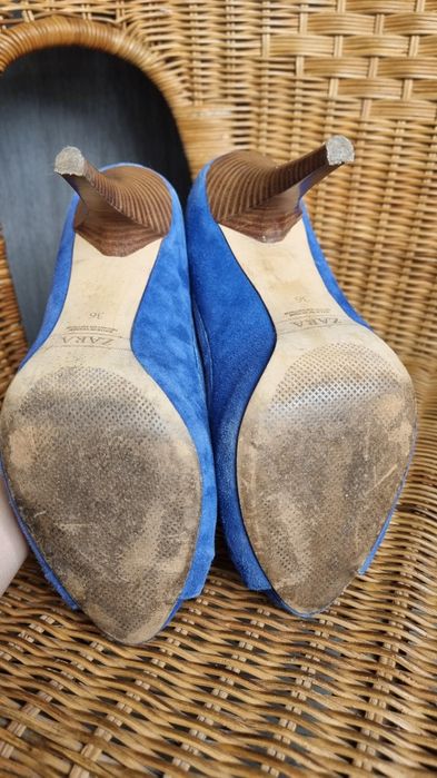 Niebieskie buty na obcasie z odkrytymi palcami