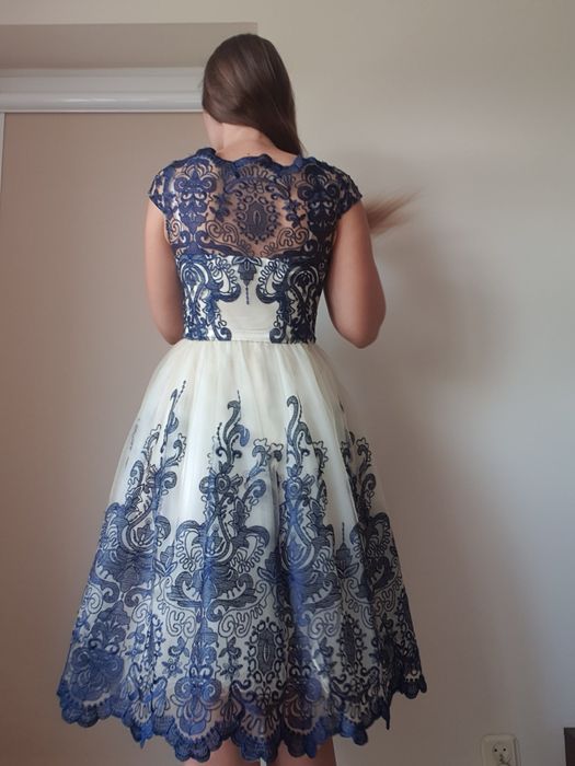 Elegancka sukienka Chi Chi London – tiul, koronka, ecru