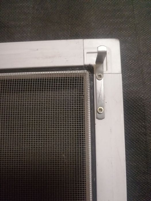 90Moskitiera w białej ramce aluminiowej 132cm x 79cm