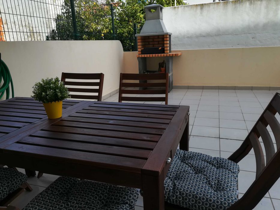 Apartamento amplo com terraço, garagem e perto da praia