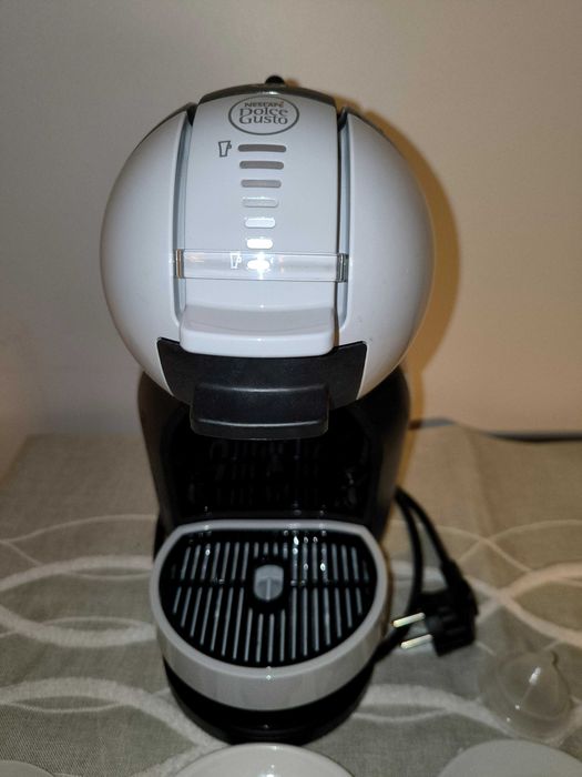 Máquina de café Dolce Gusto Mini Me, nova, com oferta de 3 chávenas