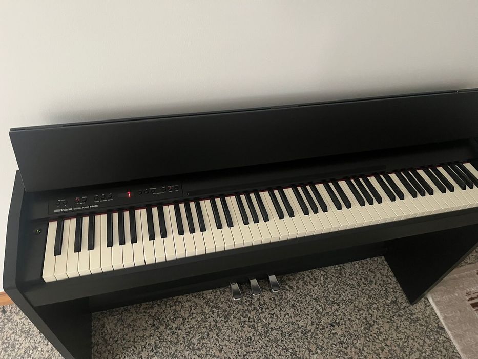 Piano Roland F-140R