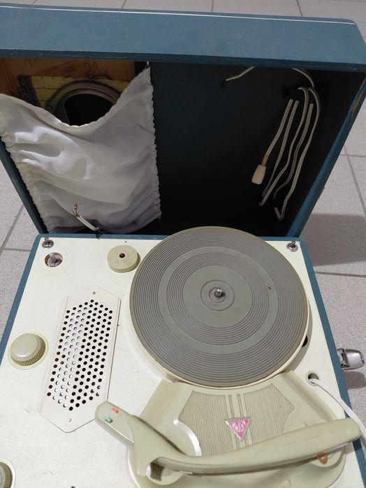 Sprzedam gramofon walizkowy PRL