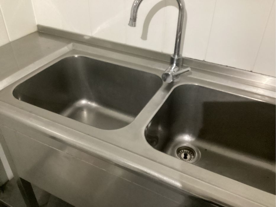 Bancada de inox com gavetas e lava loica com 2 cubas