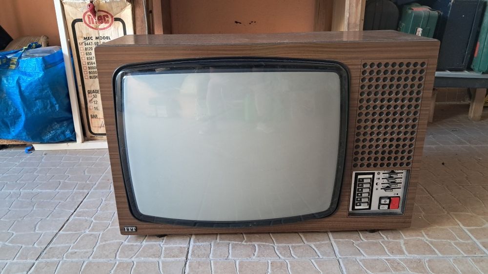 Televisão antiga ITT (A cores)