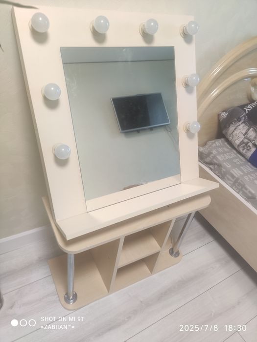 Макіяжне дзеркало з підвісною тумбою