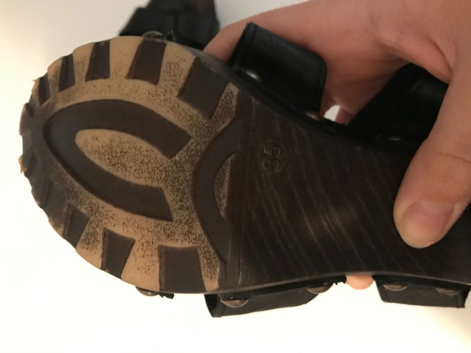 Sandálias pretas de salto alto