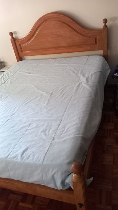 Conjunto quarto composto por cama, cómoda e espelho