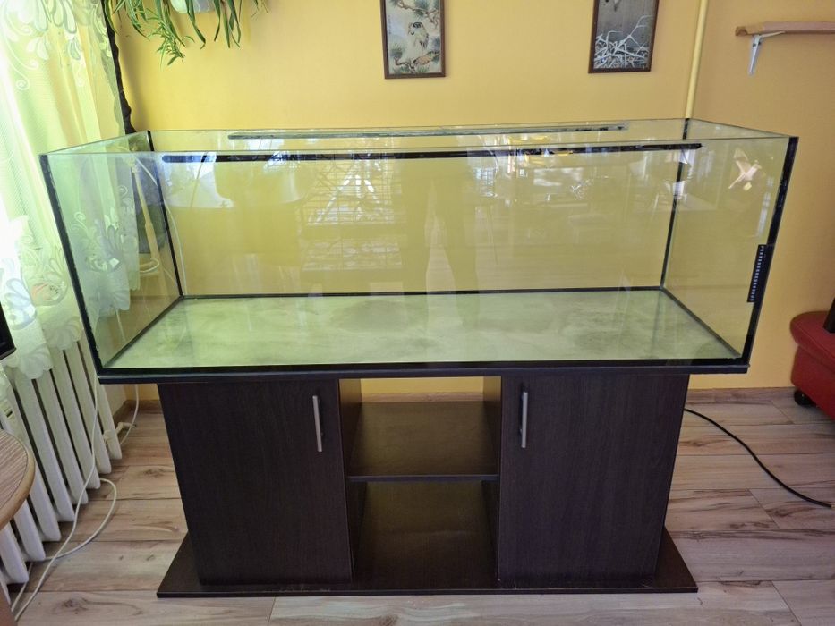 Sprzedam akwarium 375L (150x50x50) z szafką bez wyposażenia.
